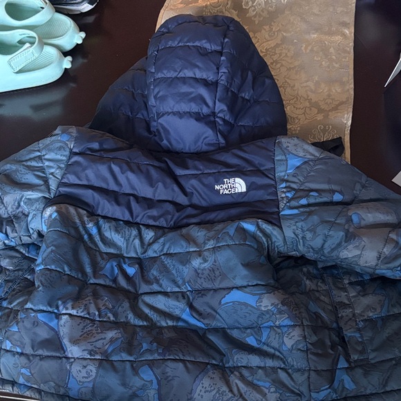 The North Face Kids Navy and Blue Patterned Puffer Jacket - Picture 1 of 2